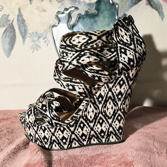 Stylish Black and White Wedge Sandals - Picture 2 of 11